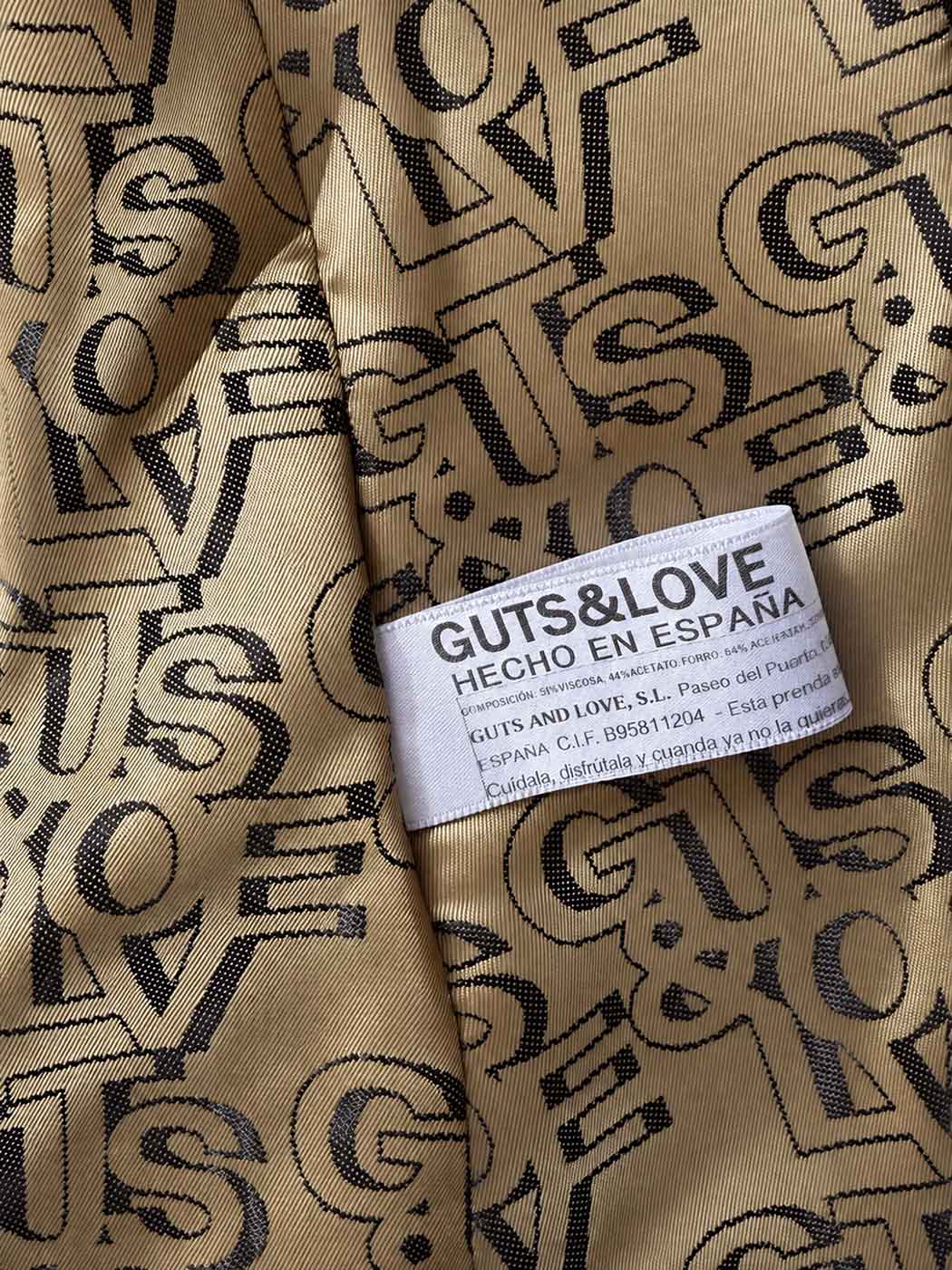 BLAZER CLOSE UP TAG